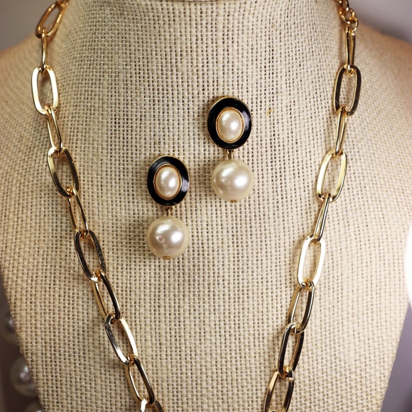 Earrings Pearl Drops and Oval Cabochon with Black Enamel Pierced Setting - Picture 3 of 14